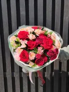 Букет с розами «Летний рубин»