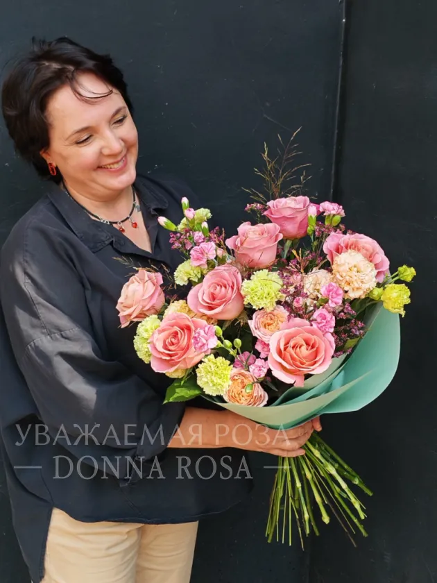 Букет с розами «Яркая мечта»