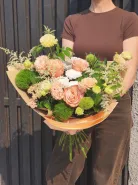 Букет с диантусами «Персиковая мягкость»