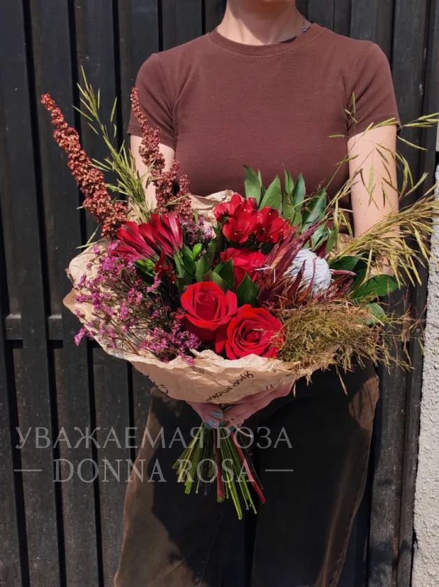 Букет с розами «Бордовый горизонт»