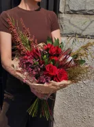 Букет с розами «Бордовый горизонт»