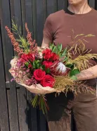 Букет с розами «Бордовый горизонт»