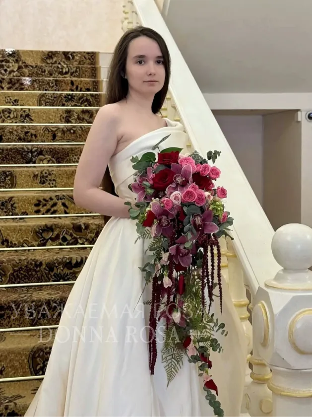 Букет свадебный «Красный каскад»