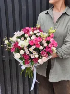 Букет с кустовыми розами «Розовый всплеск»