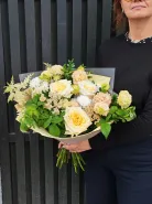 Букет с розами «Кремовая нежность»