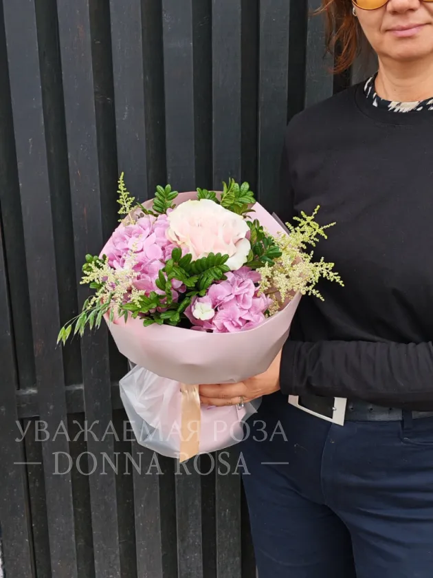 Букет с гортензией «Воздушная роза»