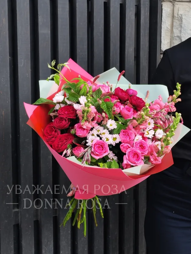Букет с кустовыми розами «Малиновая радость»