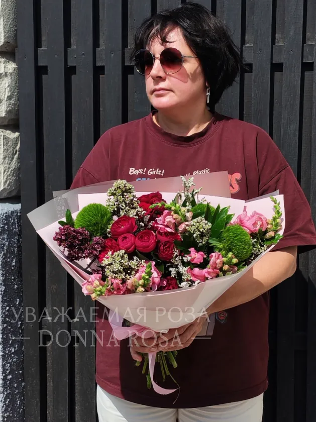 Букет с кустовыми розами «Бордовый горизонт»