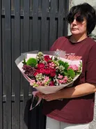 Букет с кустовыми розами «Бордовый горизонт»