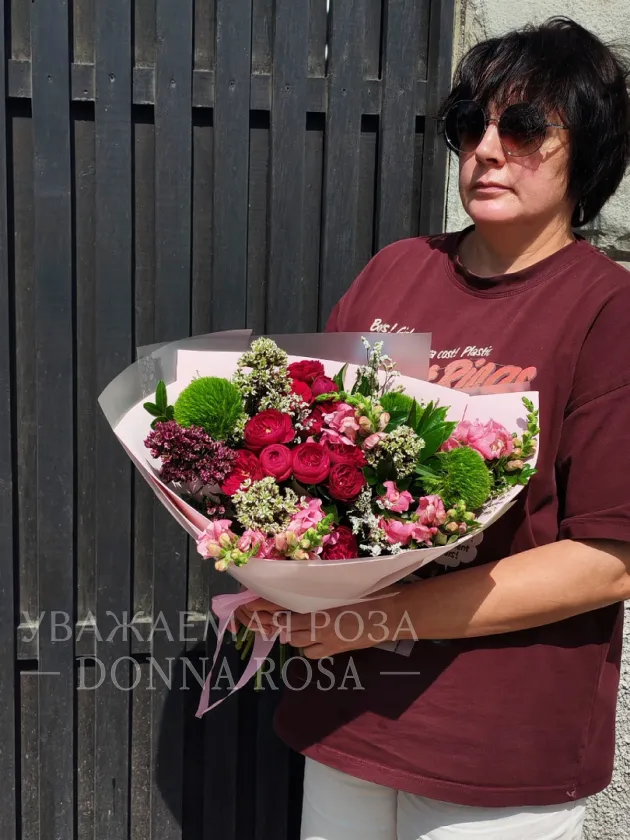 Букет с кустовыми розами «Бордовый горизонт»