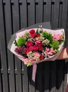Букет с кустовыми розами «Бордовый горизонт»