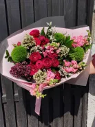 Букет с кустовыми розами «Бордовый горизонт»