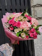 Букет с розами «Розовый шик»
