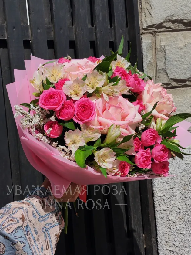 Букет с розами «Розовый шик»