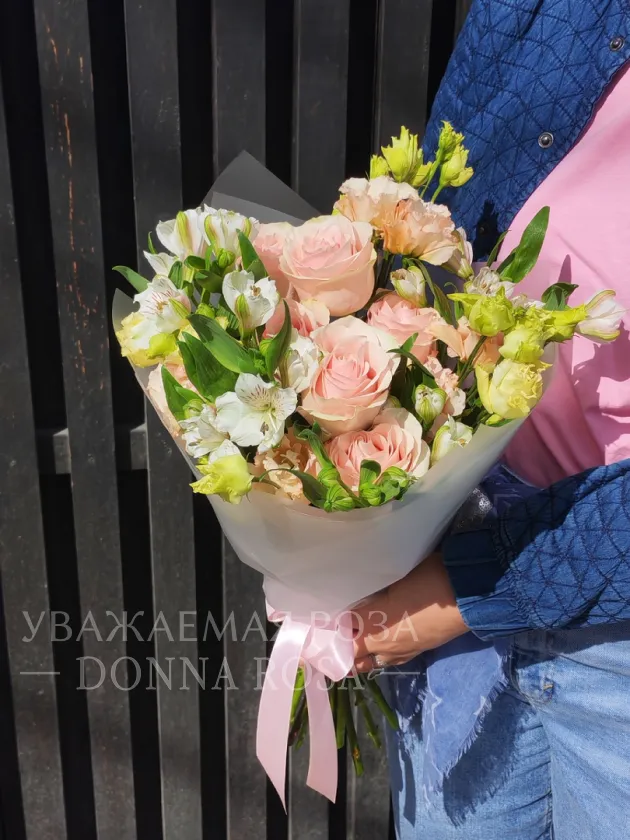 Букет с альстромерией «Очарование роз»