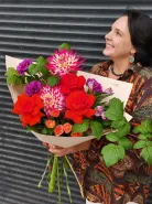 Букет с георгинами «Яркость природы»