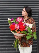 Букет с георгинами «Яркость природы»