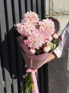 Букет с георгинами «Розовая мягкость»