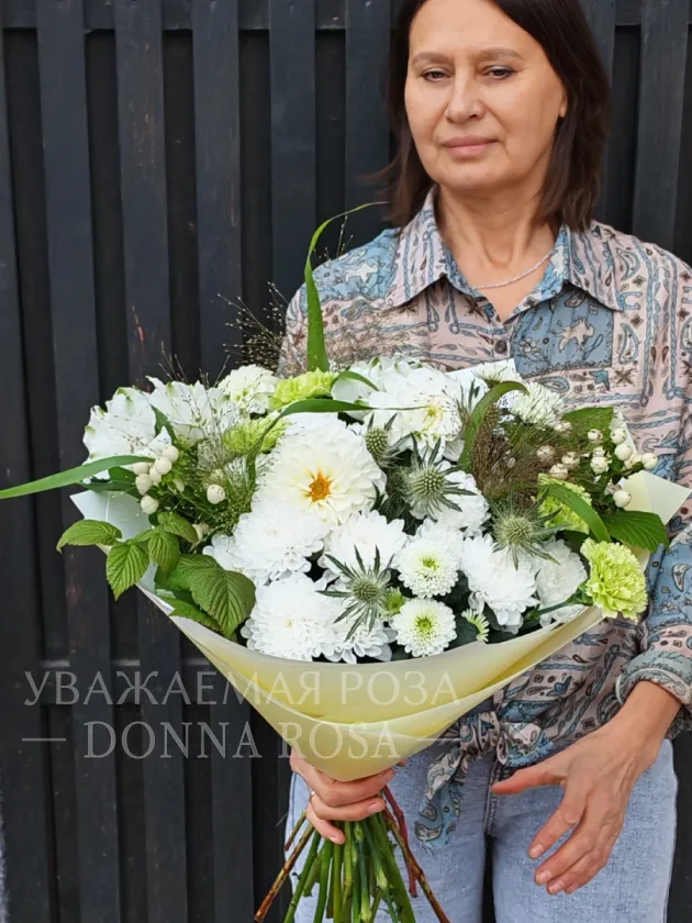 Букет с хризантемами «Белоснежное вдохновение»