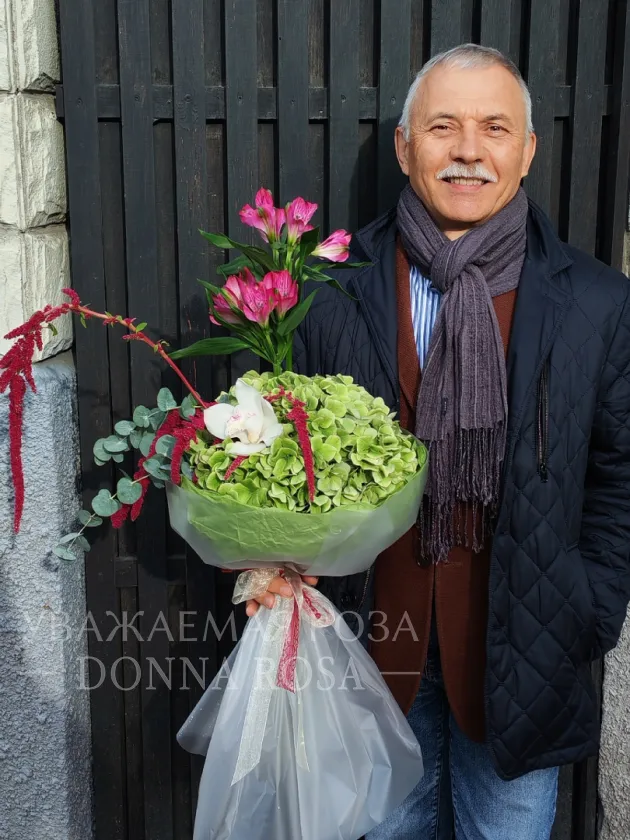 Букет с гортензией «Экзотический акцент»