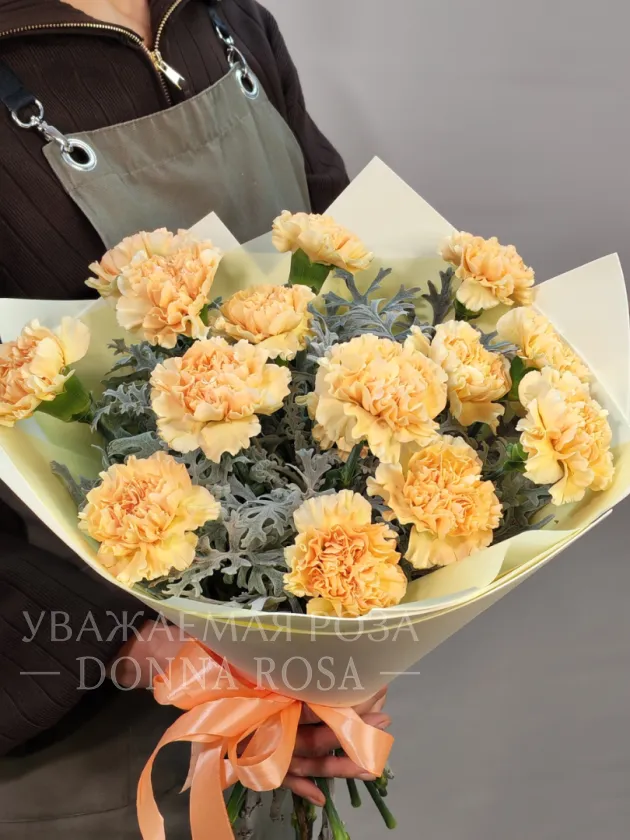 Монобукет из гвоздик «Персиковая красота»