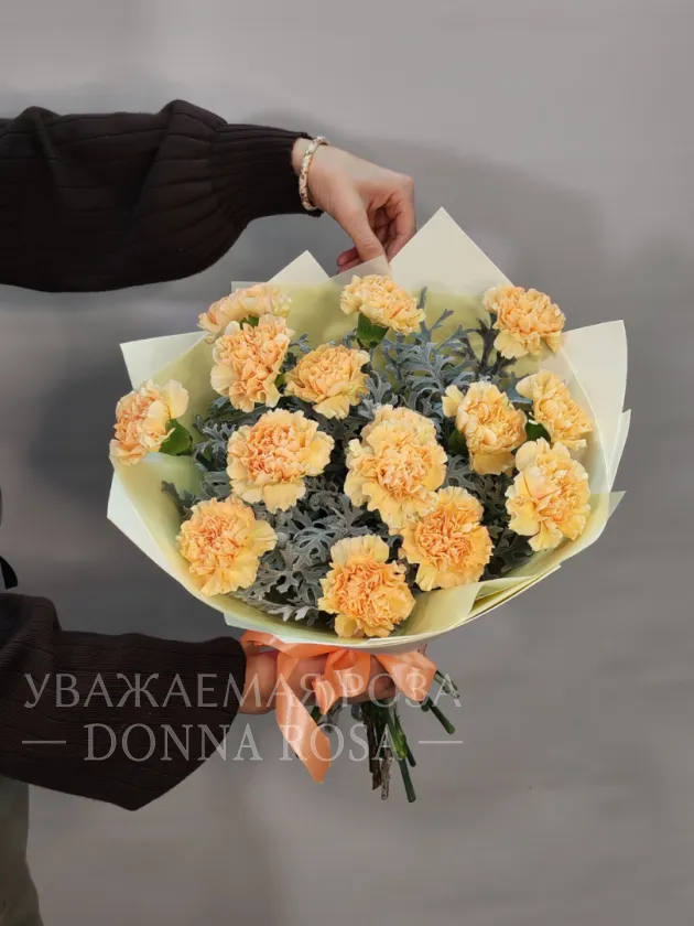 Монобукет из гвоздик «Персиковая красота»