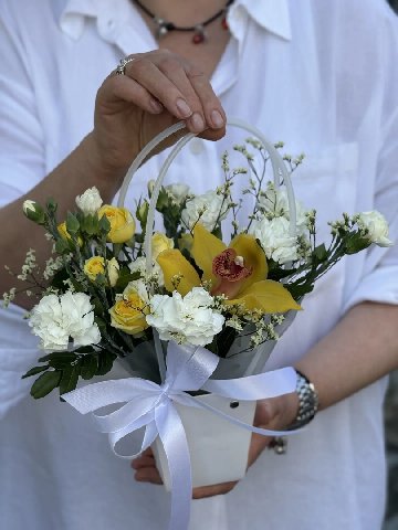 Композиция в сумочке &laquo;Радость дня&raquo; от интернет-магазина цветов в 