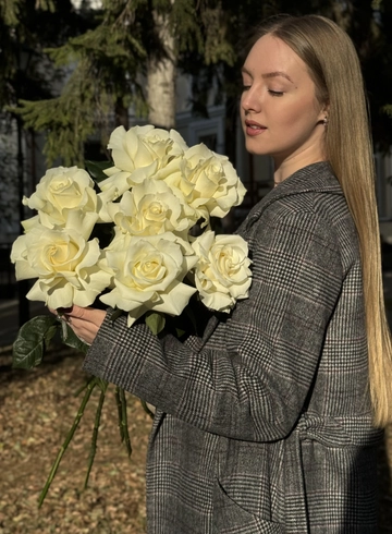Монобукет из белых Французских роз &laquo;Для любимой девушки&raquo; от интернет-магазина цветов в 