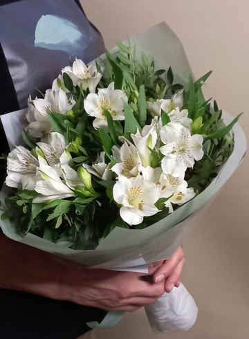 Монобукет из белой альстромерии от интернет-магазина цветов в 