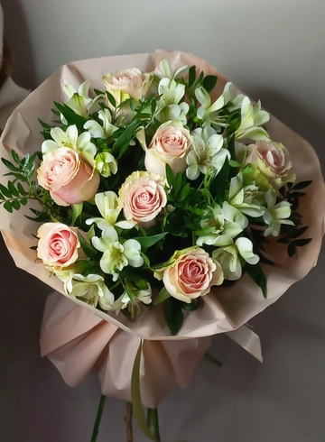 Сборный букет из роз и альстромерии &laquo;Флер&raquo; от интернет-магазина цветов в 