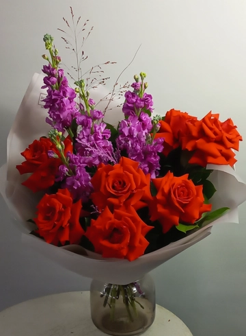 Сборный букет из роз и маттиолы &laquo;Аромат страсти&raquo; от интернет-магазина цветов в 