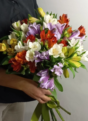 Яркое ассорти из альстромерий для любимой от интернет-магазина цветов в 