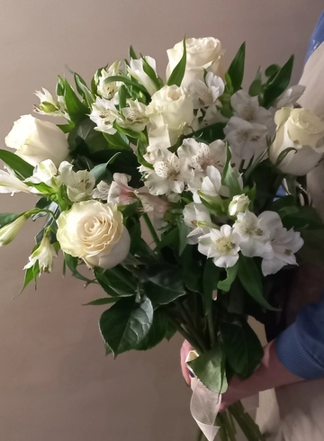 Сборный букет из роз и альстромерии &laquo;Светлая мечта&raquo; от интернет-магазина цветов в 