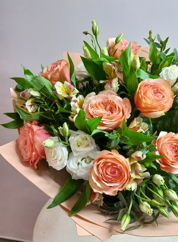 Букет сборный с альстромерией &laquo;Персиковые мечты&raquo; от интернет-магазина цветов в 