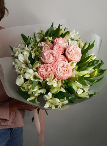 Сборный букет с альстромерией и кустовой розой  &laquo;Венец счастья&raquo; от интернет-магазина цветов в 