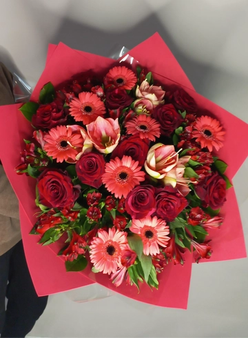 Сборный букет с альстромерией &laquo;Яркий взрыв&raquo; от интернет-магазина цветов в 