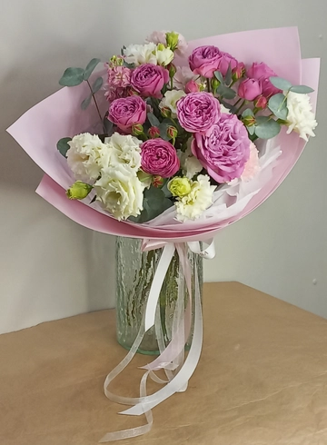 Сборный букет с эустомой и кустовой пионовидной розой &laquo;Ягодный джем&raquo; от интернет-магазина цветов в 