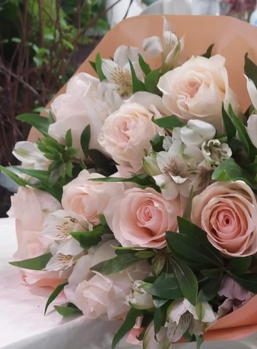 Сборный букет из роз и альстромерии &laquo;Нежное очарование роз&raquo; от интернет-магазина цветов в 