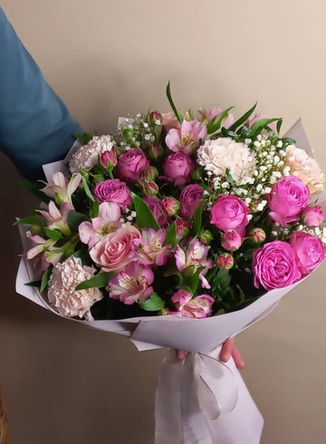 Сборный букет &laquo;Розовый сюрприз&raquo; от интернет-магазина цветов в 