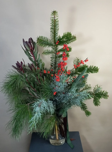 Сборный зимний букет &laquo;Хвойный&raquo; от интернет-магазина цветов в 