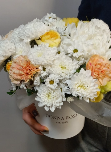 Композиция в шляпной коробке &laquo;Микс хризантем&raquo; от интернет-магазина цветов в 