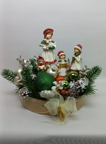 Новогодняя композиция &laquo;Дети&raquo; от интернет-магазина цветов в 