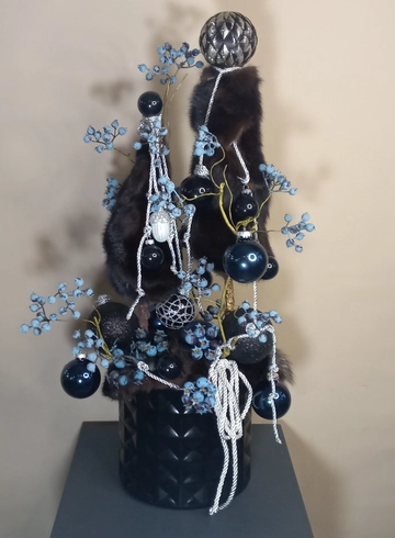 Новогодняя композиция &laquo;Меховая сказка&raquo; от интернет-магазина цветов в 