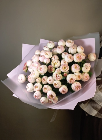 Монобукет из кустовой пионовидной розы &laquo;Нежное облако&raquo; от интернет-магазина цветов в 