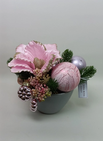 Новогодняя композиция &laquo;Магнолия розовая&raquo; от интернет-магазина цветов в 