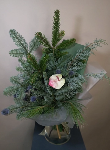 Новогодний букет &laquo;Зимняя сказка&raquo; от интернет-магазина цветов в 