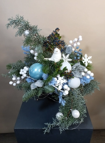 Новогодняя композиция &laquo;Сказочная зима&raquo; от интернет-магазина цветов в 