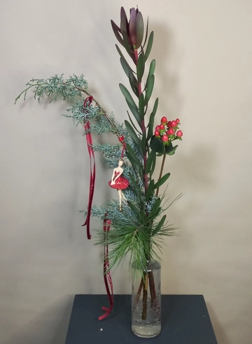 Новогодний букет &laquo;Зимняя балетная сказка&raquo; от интернет-магазина цветов в 