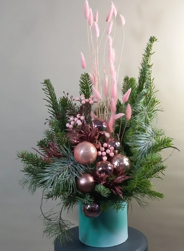 Новогодняя композиция &laquo;Зимняя нежность&raquo; от интернет-магазина цветов в 