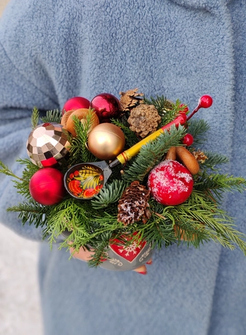 Новогодняя композиция &laquo;Комплимент в кружечке&raquo; от интернет-магазина цветов в 